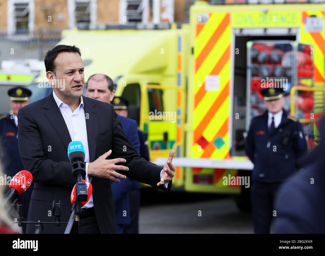 Taoiseach Leo Varadkar parla ai media durante una visita alla filiale di Dublino della Difesa civile su Wolfe Tone Quay per ricevere un briefing sul contributo dei volontari alla risposta del Covid-19. Foto Stock