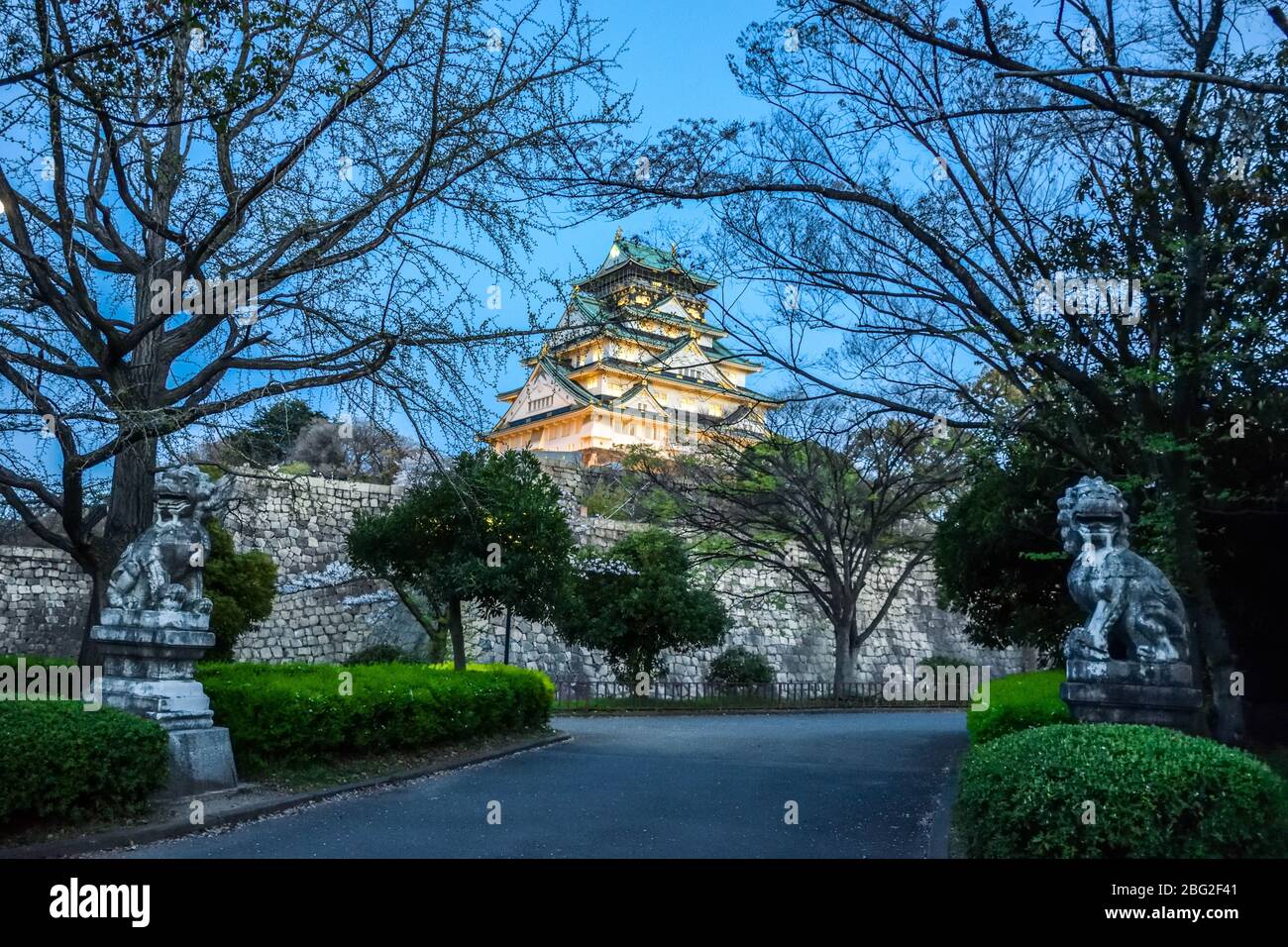 Scendere al castello di Osaka nella notte primaverile in Giappone Foto Stock