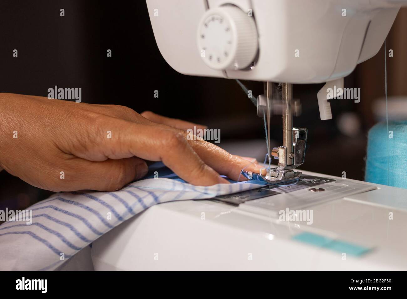 Macchina da cucire lavorata da un marinaio Foto Stock