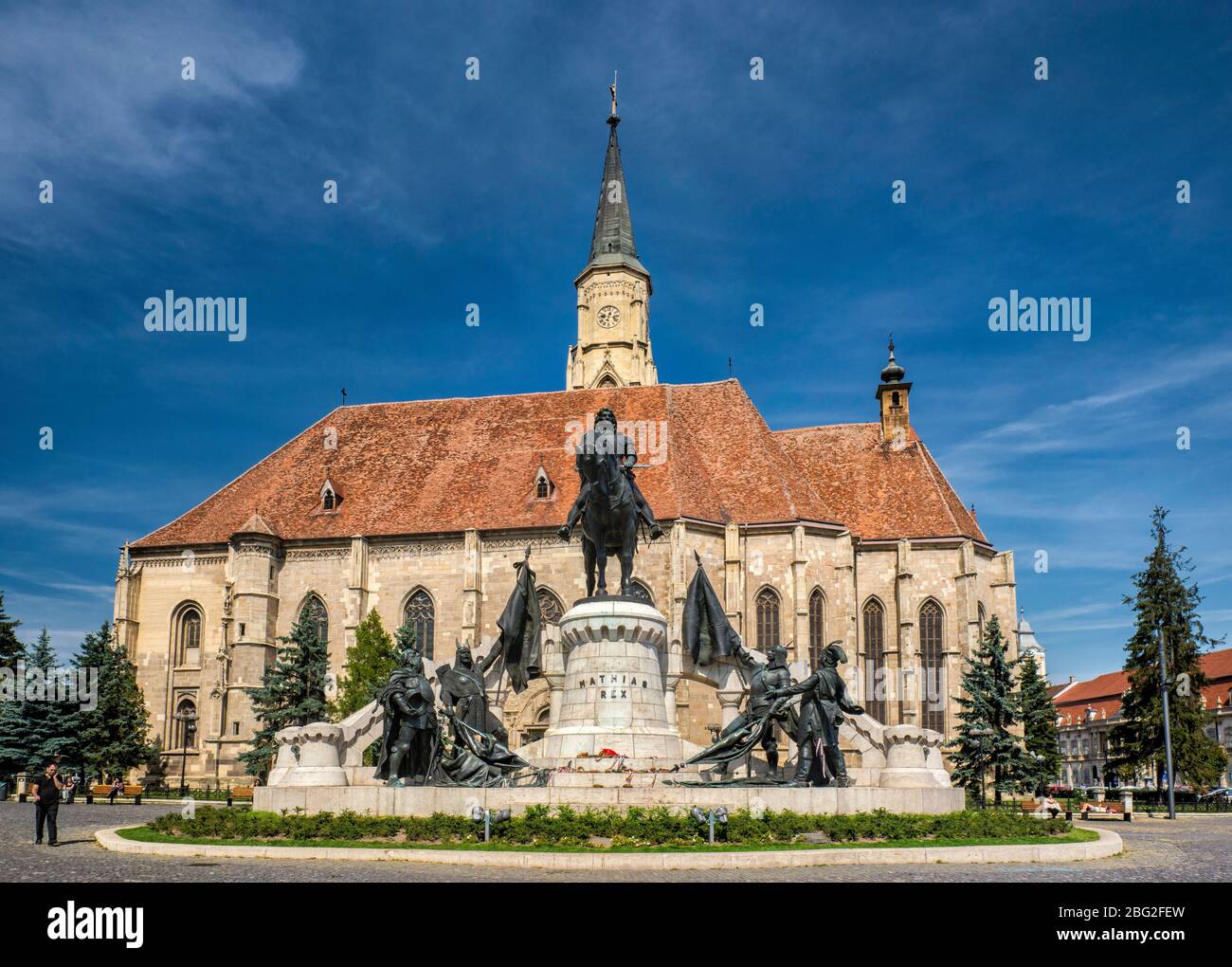 Statua di Mattia Corvinus, re d'Ungheria, 1902, Chiesa di San Michele, in stile gotico, a Piata Unirii, a Cluj-Napoca, Transilvania, Romania Foto Stock