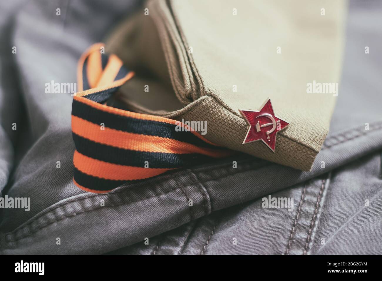 Cappello uniforme di un soldato sovietico della seconda guerra mondiale con una stella. In memoria della Festa della Vittoria il 9 maggio. Foto Stock