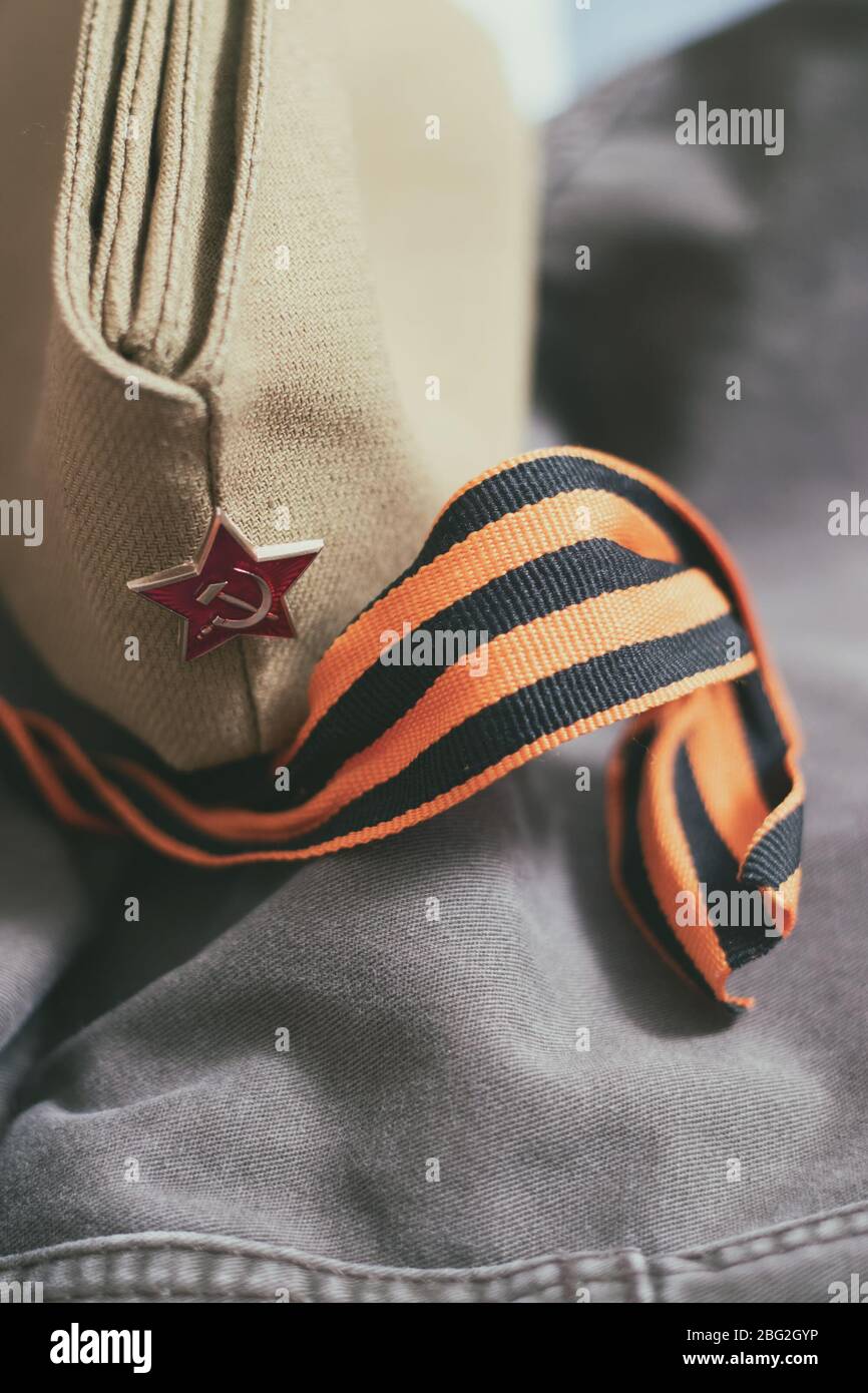 Cappello uniforme di un soldato sovietico della seconda guerra mondiale con una stella. In memoria della Festa della Vittoria il 9 maggio. Foto Stock