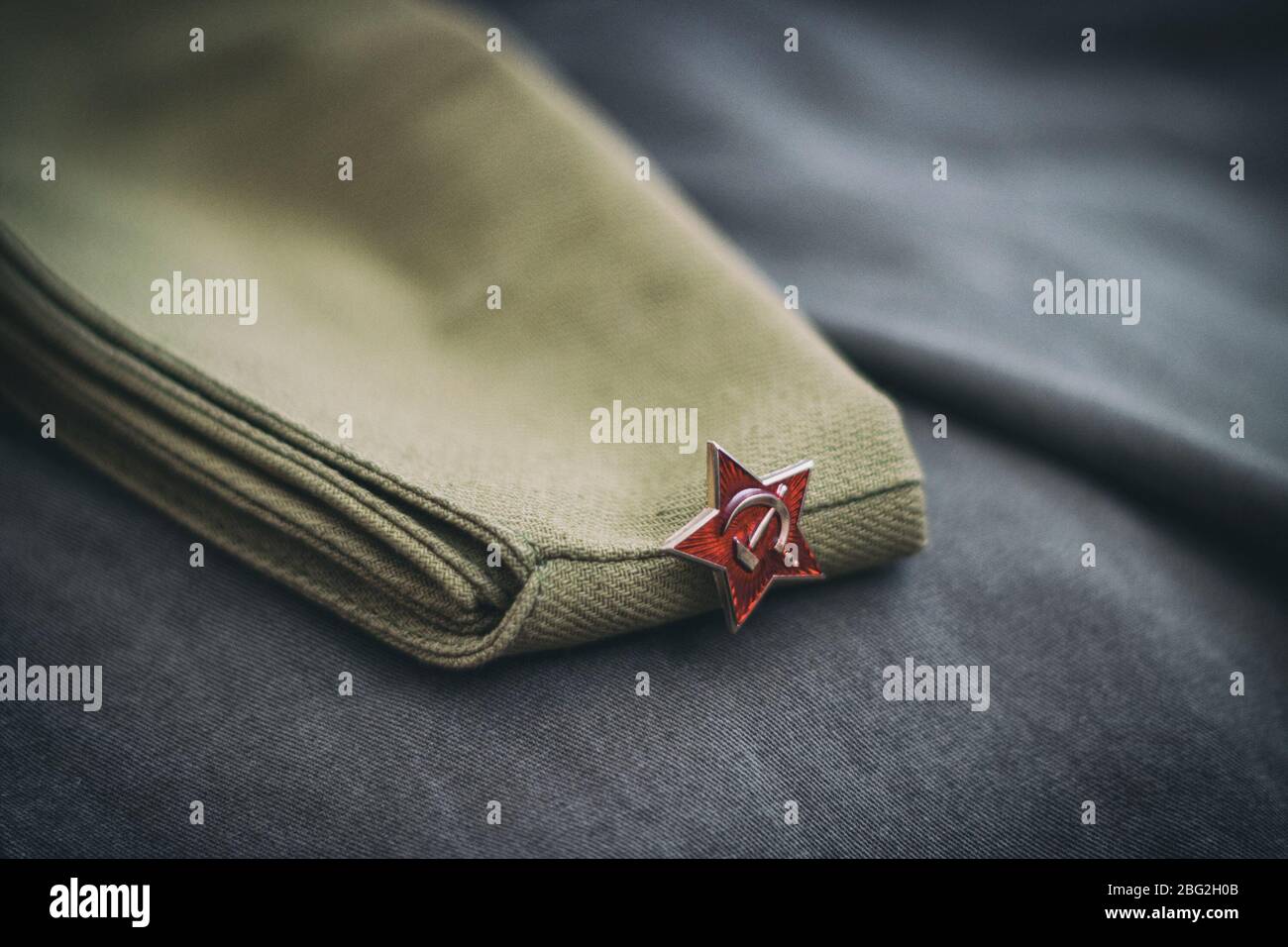 Cappello uniforme di un soldato sovietico della seconda guerra mondiale con una stella. In memoria della Festa della Vittoria il 9 maggio. Foto Stock