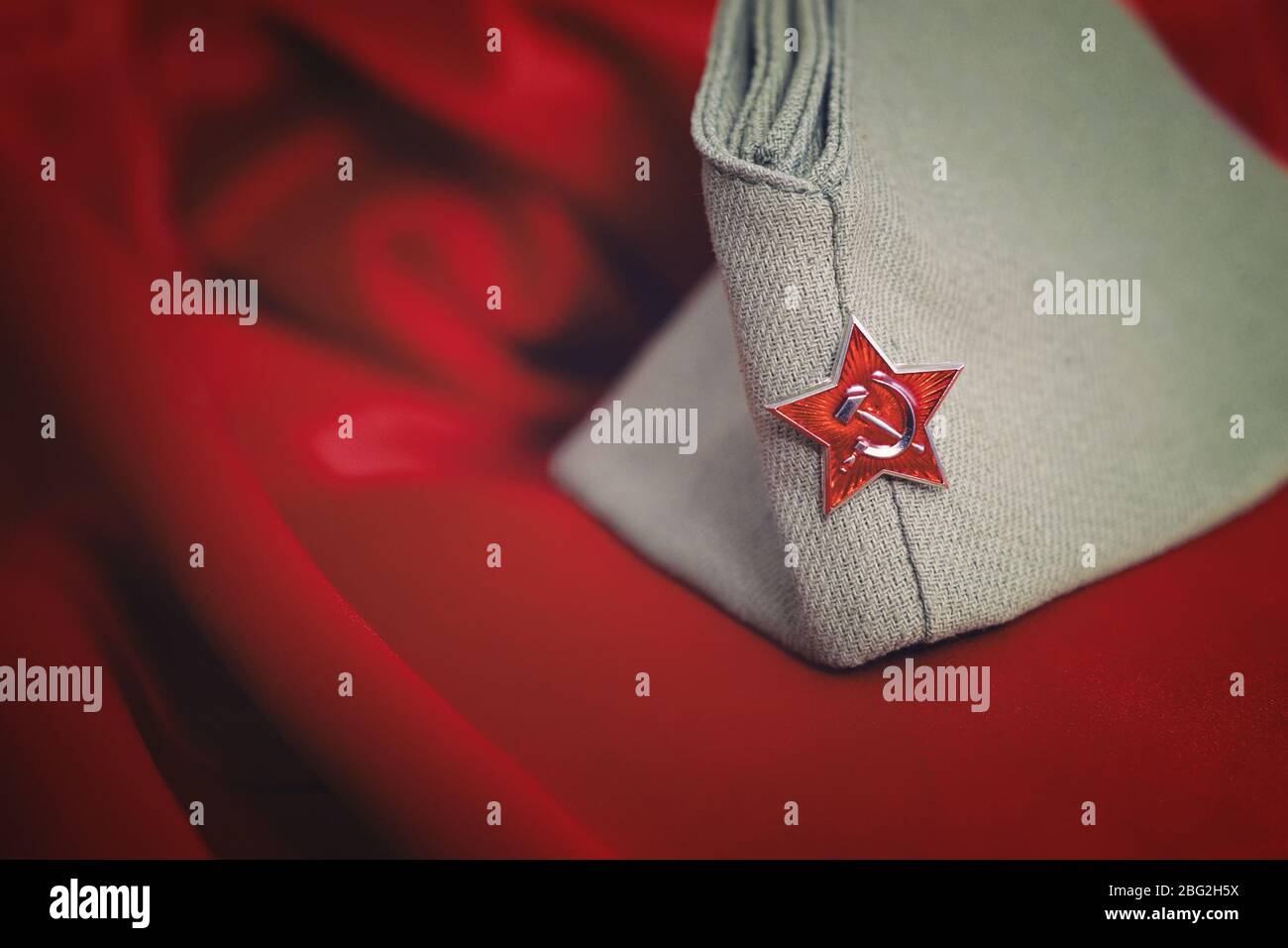 Cappello uniforme di un soldato sovietico della seconda guerra mondiale con una stella. In memoria della Festa della Vittoria il 9 maggio. Foto Stock