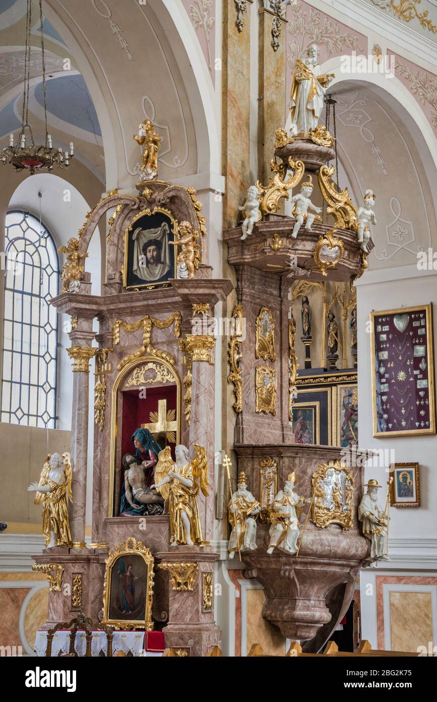 Pulpito e altare laterale, in stile barocco, presso la Collegiata di San Giuseppe a Kalisz, Wielkopolska, nota anche come Grande Polonia Foto Stock
