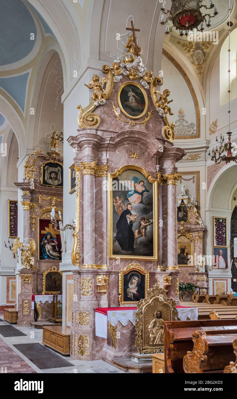 Altari laterali, in stile barocco, presso la Collegiata di San Giuseppe a Kalisz, Wielkopolska, nota anche come Grande Polonia Foto Stock