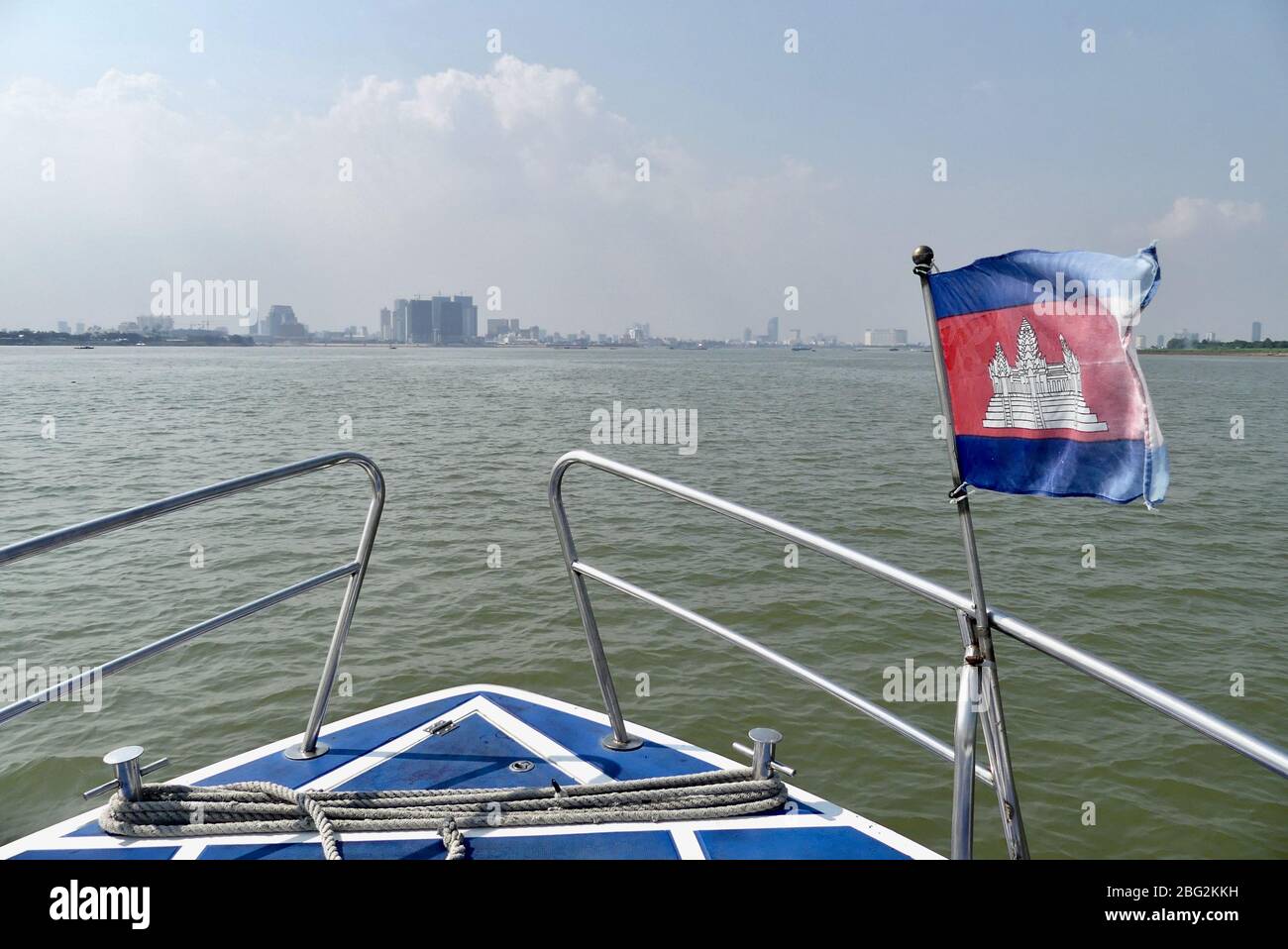 Bandiera cambogiana che vola sulla prua di una barca che parte dal fiume Mekong verso Phnom Penh Foto Stock