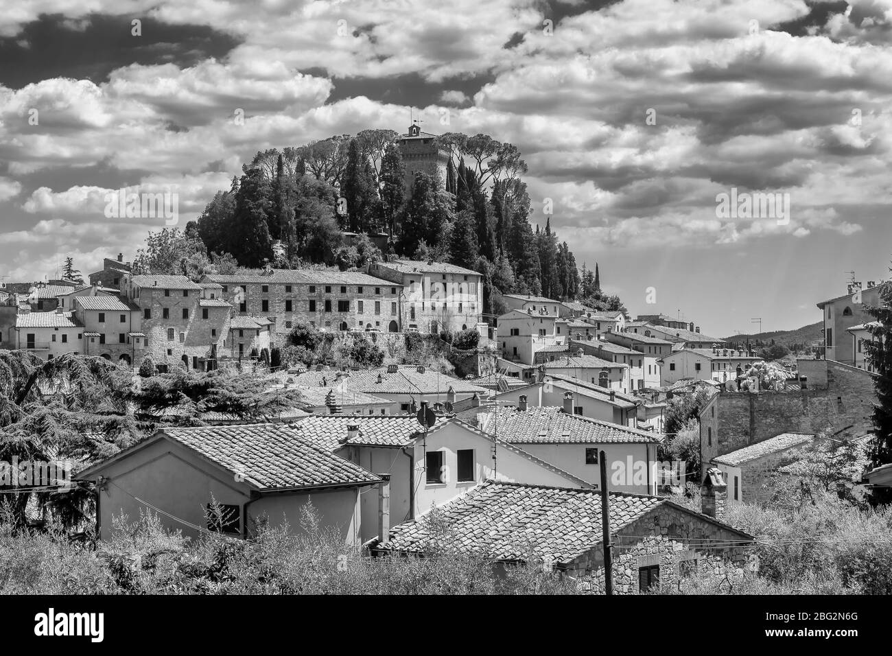 Magnifica vista in bianco e nero dell'antico borgo collinare di Cetona, Siena, in una bella giornata di sole con alcune nuvole bianche Foto Stock
