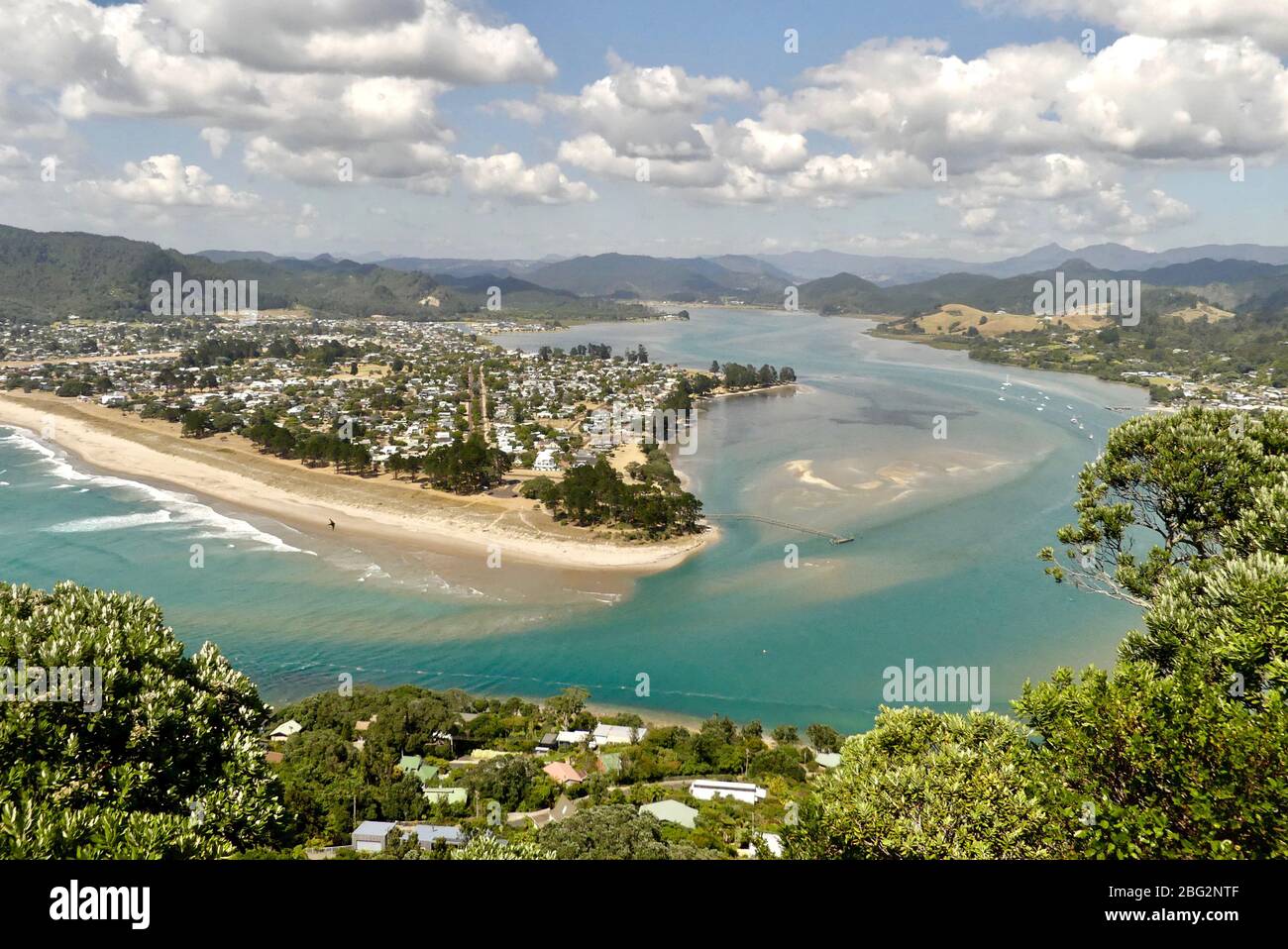 La comunità di Pauanui dal Monte Paku, Tairua sulla penisola di Coromandel Foto Stock