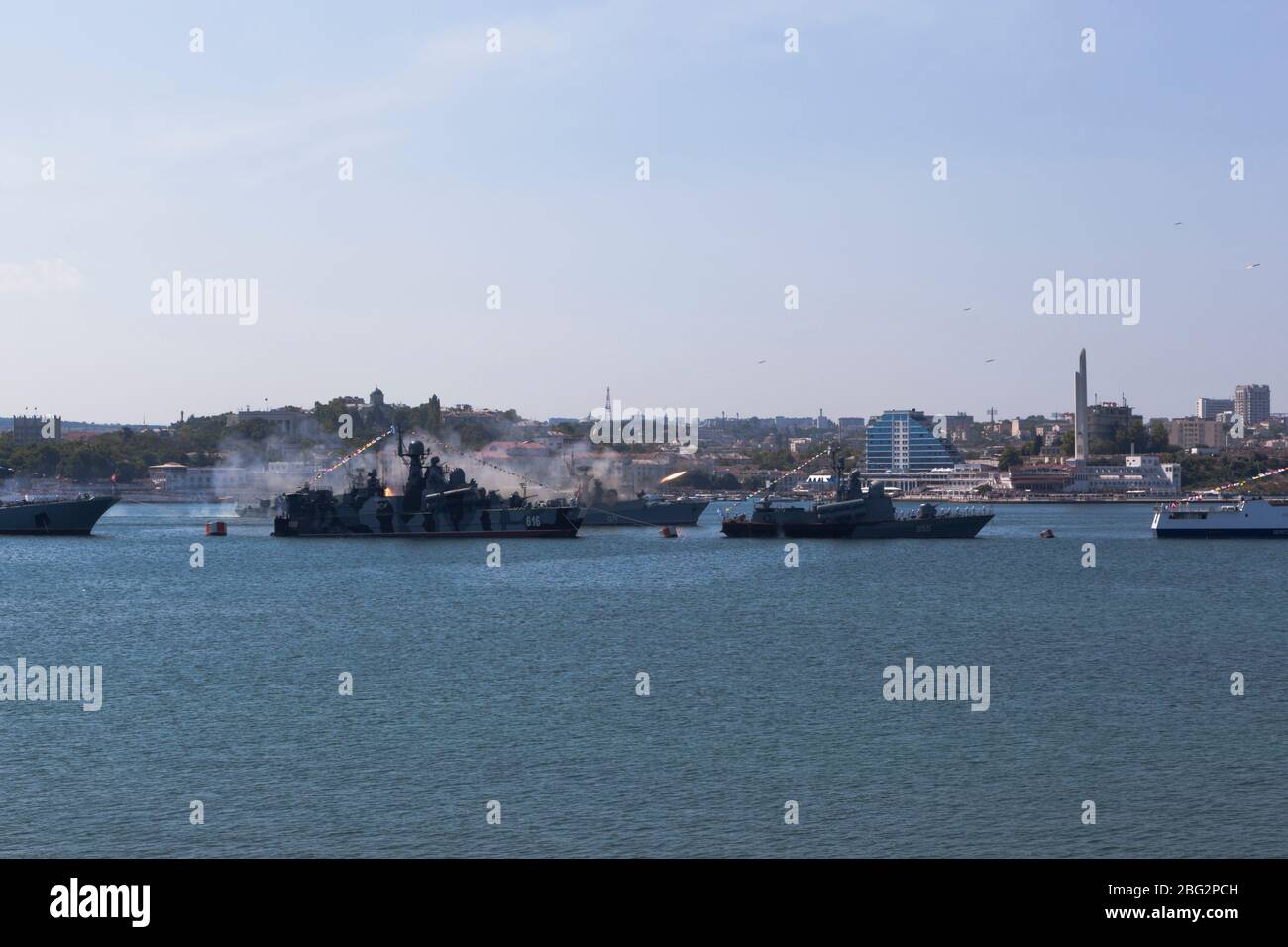 Sevastopol, Crimea, Russia - 28 luglio 2019: Piccola nave anti-sottomarina MPK-118 Suzdalets sparando da una bomba jet RBU-6000 alla parata in onore del Foto Stock