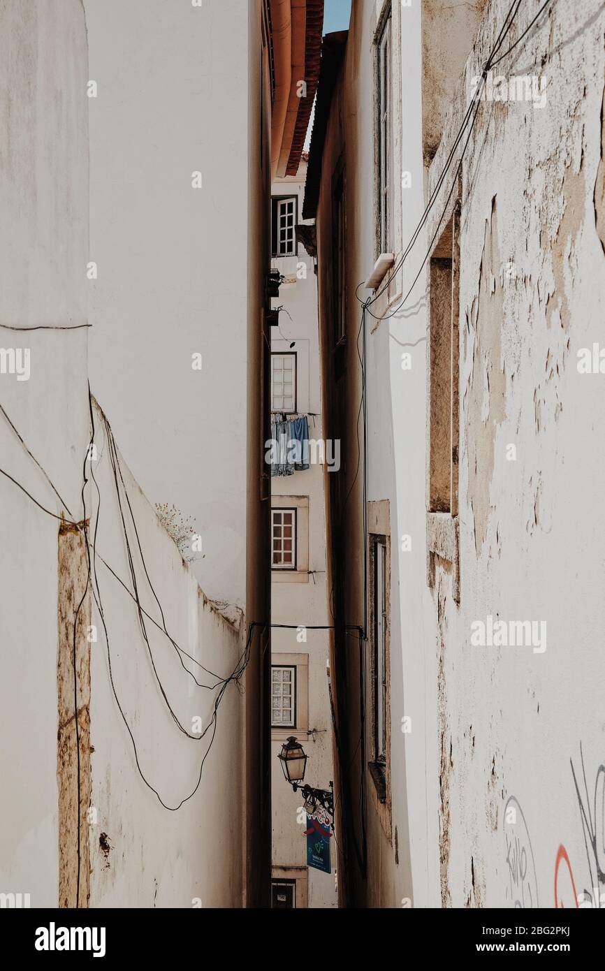 Strada stretta nel quartiere della città vecchia di Alfama, Lisbona, Portogallo Foto Stock