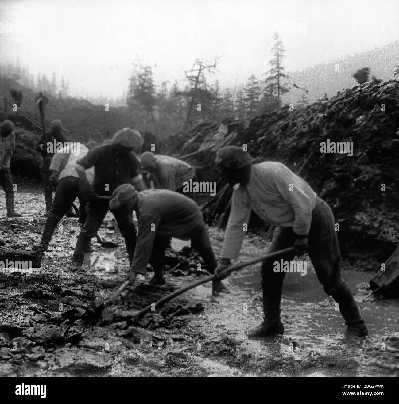 Gulag sovietico. URSS. Circa 1937-1938. Campi di lavoro della forza di Kolyma uomini al lavoro sulla Koylma Highway Foto Stock