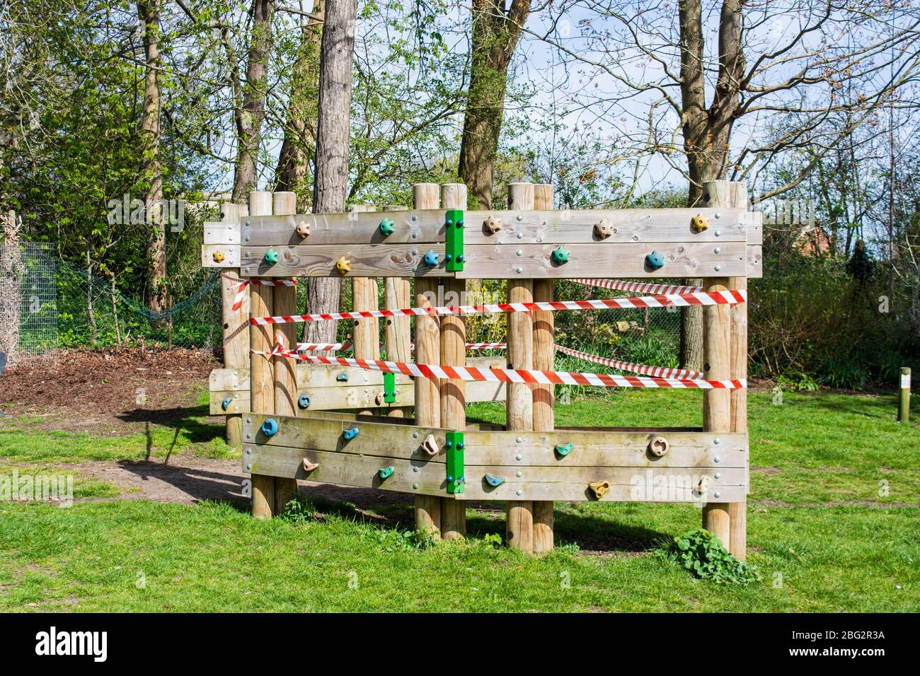 Un pezzo di legno di arrampicata e di attrezzature per l'esercizio fisico in un parco pubblico che è stato registrato per evitare l'uso duing corona virus blocco Foto Stock
