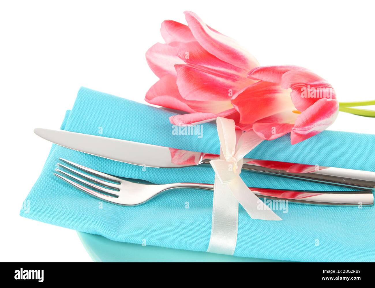 Ambiente da pranzo festoso con tulipani isolati su bianco Foto Stock