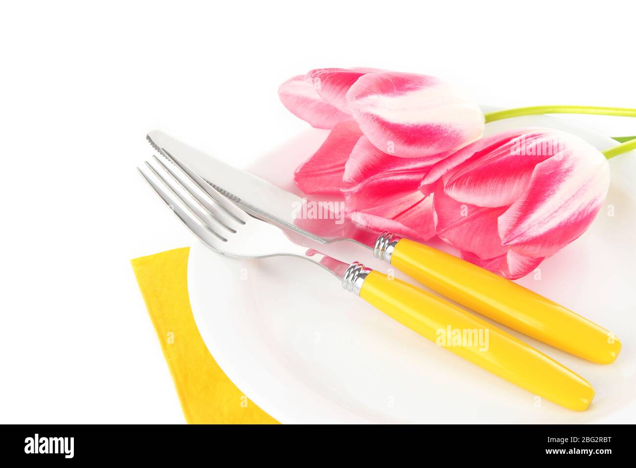 Ambiente da pranzo festoso con tulipani isolati su bianco Foto Stock
