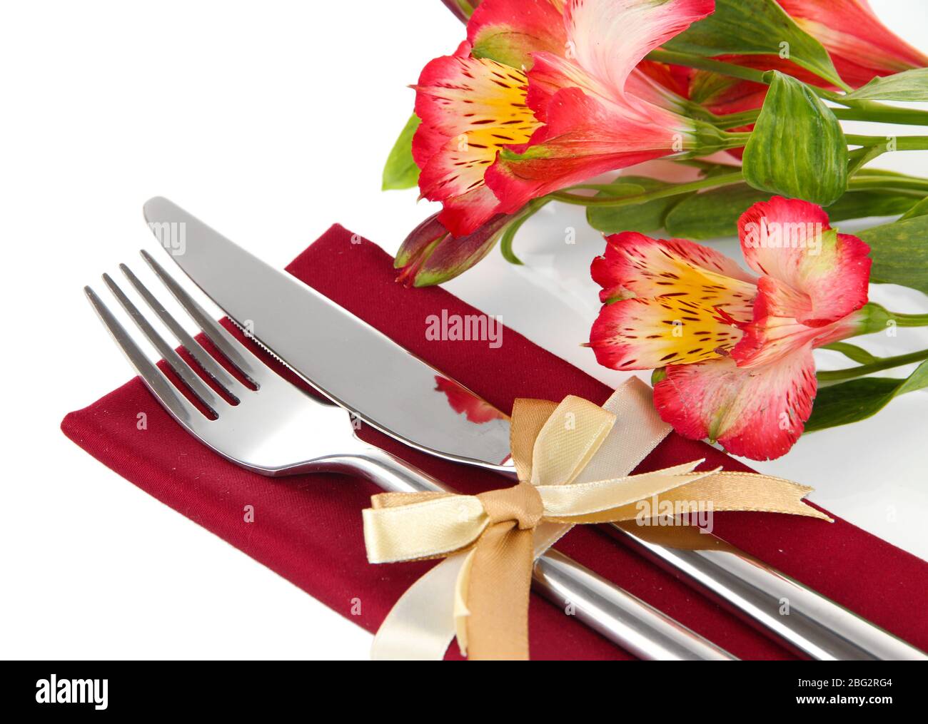 Ambiente festoso tavolo da pranzo con fiori isolati su bianco Foto Stock