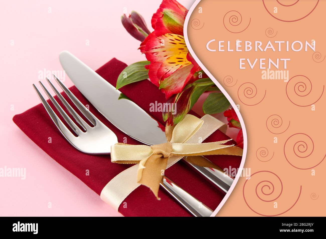 Tavolo da pranzo in festa con fiori su sfondo rosa Foto Stock