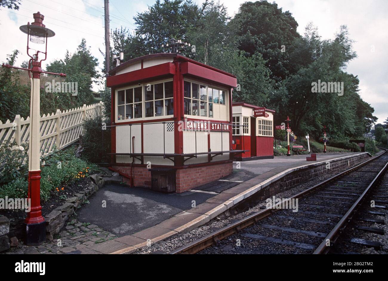 Stazione di Damems e scatola di segnalazione sul patrimonio Keighley e Worth Valley Heritage Railway, West Yorkshire, Inghilterra Foto Stock