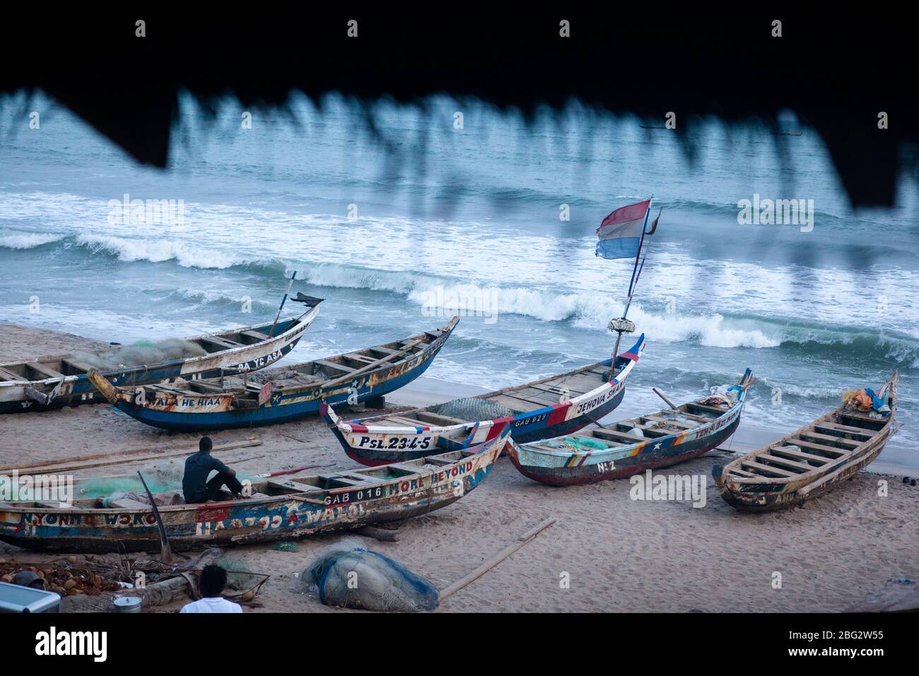 Pirogues pesca sulla spiaggia di Kokrobite, Accra, Ghana. Foto Stock