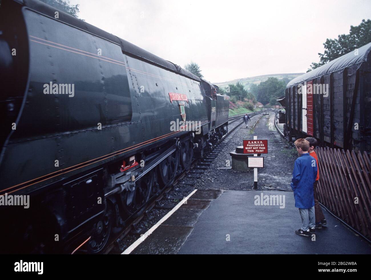 Giovani trenino avvistatori sul patrimonio Keighley e Worth Valley Railway, West Yorkshire, Inghilterra Foto Stock