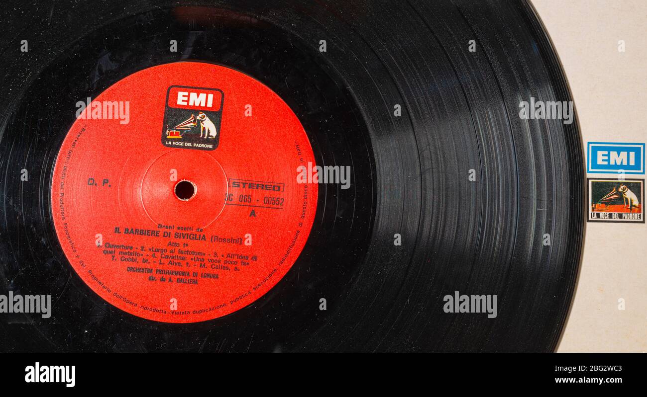 Modugno, Italia - marzo 2020: Primo piano 33 giri in vinile rilasciato in  Italia nel 1973 dalla casa discografica "EMI - the master's voice"  etichetta rossa con t Foto stock - Alamy