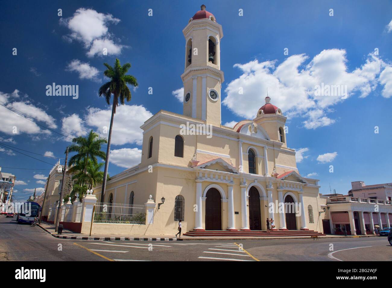 La Cattedrale di nostra Signora dell'Immacolata Concezione vista da Plaza Jose Marti, Cienfuegos, Cuba Foto Stock