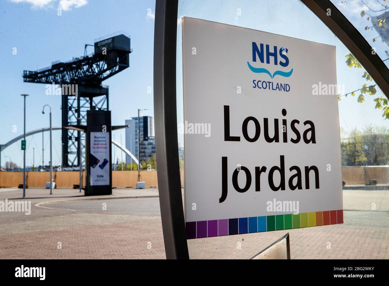 Segnaletica al di fuori dell'ospedale NHS Louisa Jordan, costruito presso il SEC Center di Glasgow, per la cura dei pazienti affetti da coronavirus. Foto Stock