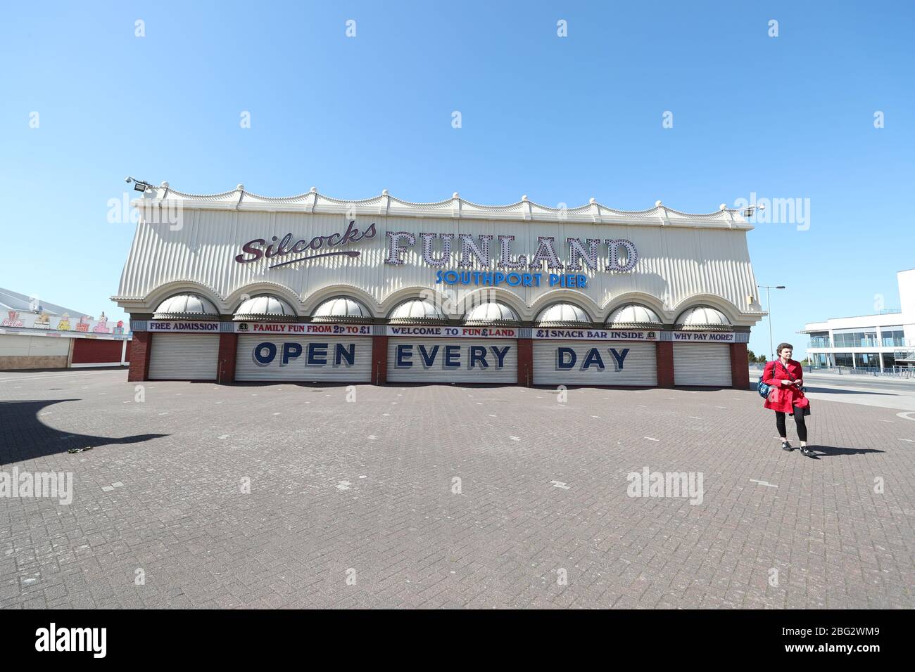 Le persiane chiuse che recita "Open Every Day" a Silcocks Funland and Pier, Southport, mentre il Regno Unito continua a chiudere a chiave per contribuire a frenare la diffusione del coronavirus. Foto Stock