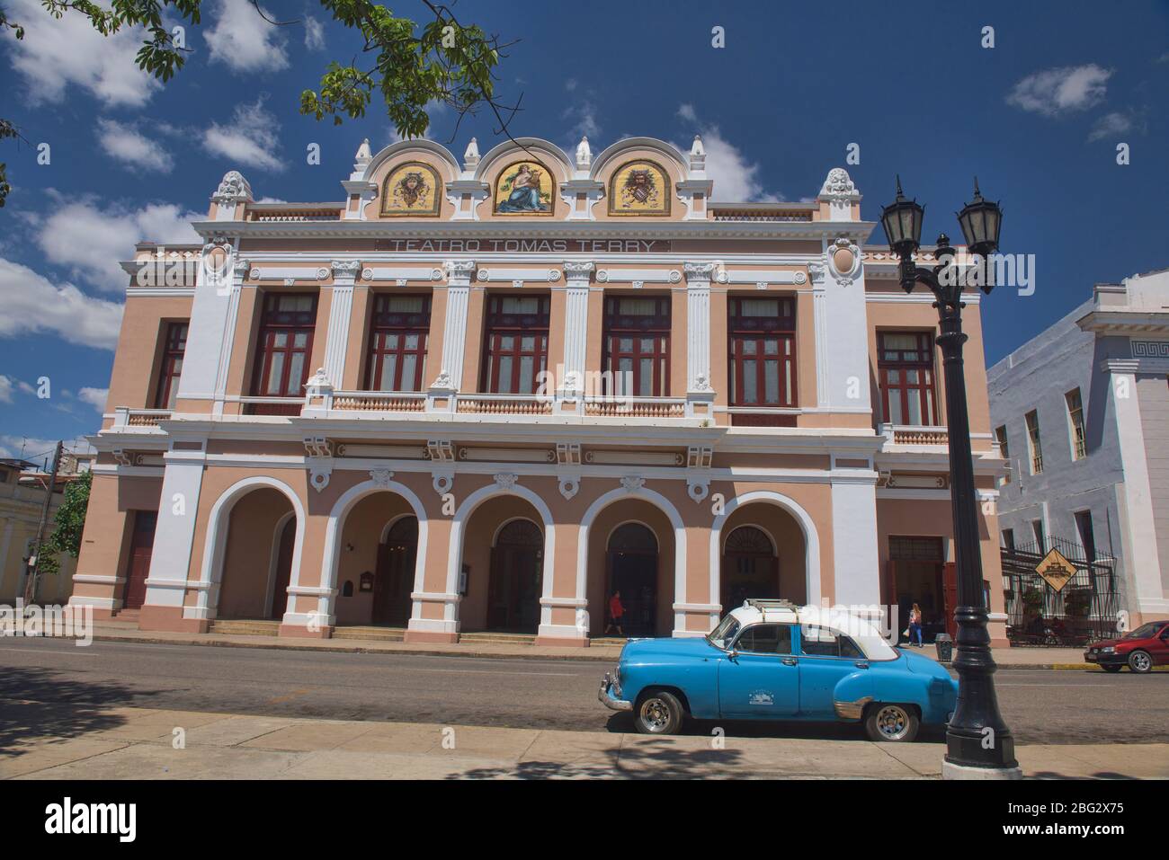 Auto classiche e architettura coloniale, Teatro Tomas Terry, Cienfuegos, Cuba Foto Stock