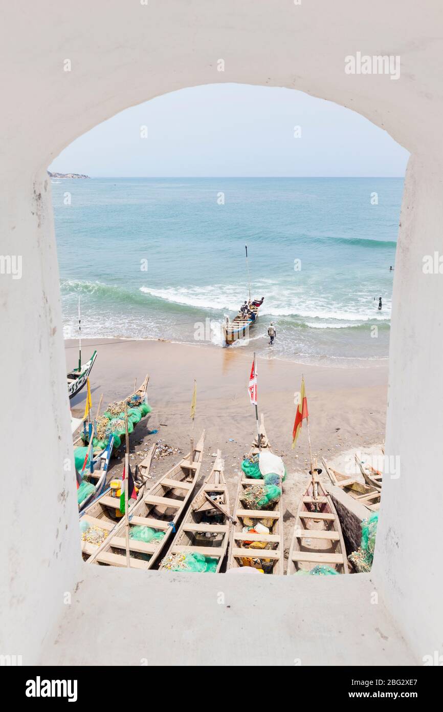 Vista da una finestra nello storico castello di Capo Coast Slave sulla costa del Ghana. Foto Stock