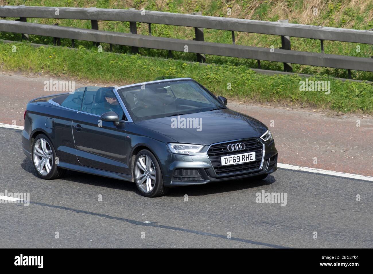 2020 grigio Audi A3 S Line 35 TFSI S-A; veicoli a circolazione veicolare, veicoli stradali per il Regno Unito, motori, automobili sull'autostrada M6 Foto Stock