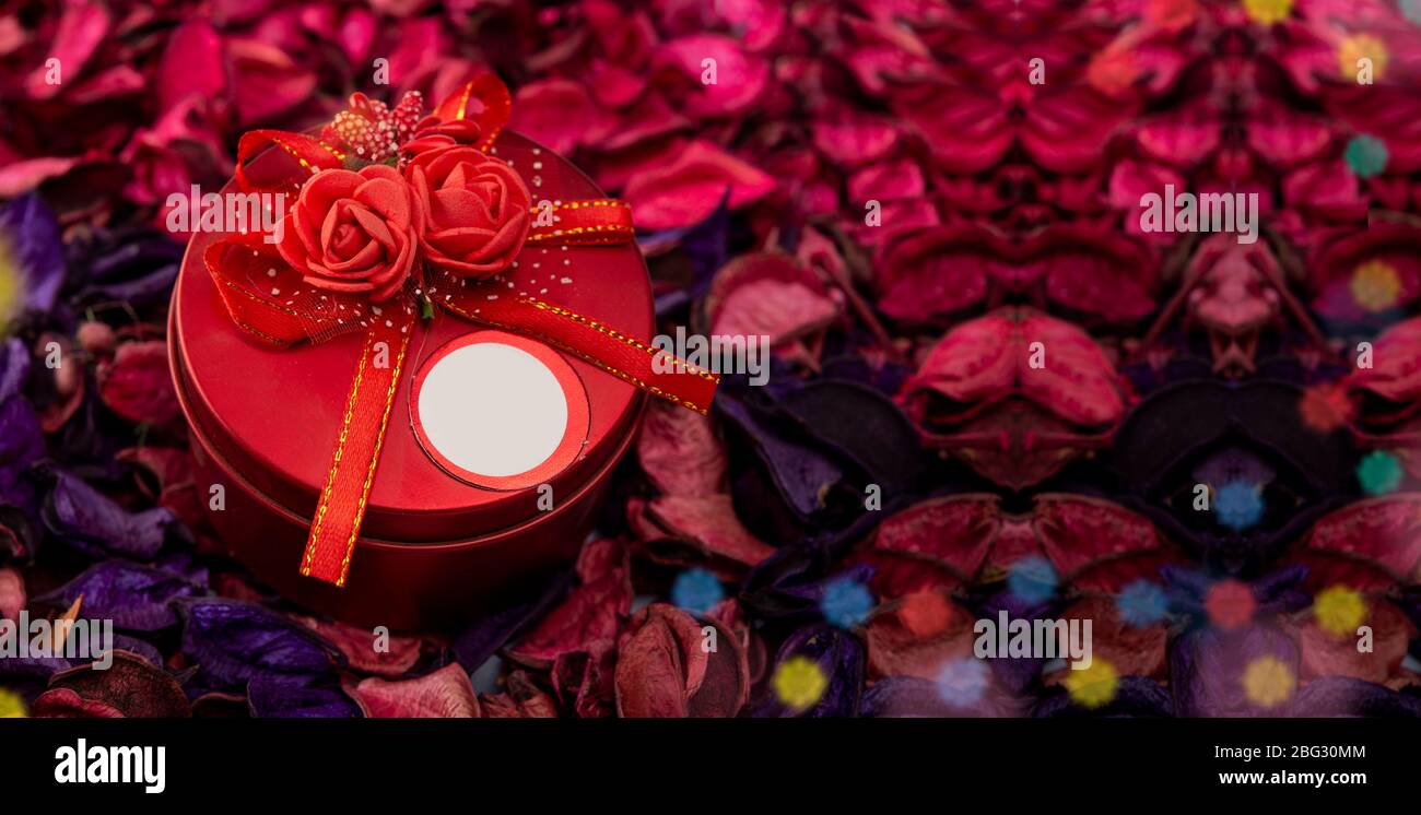Scatola regalo rossa con composizione a tema chirstmas decorazione Foto Stock