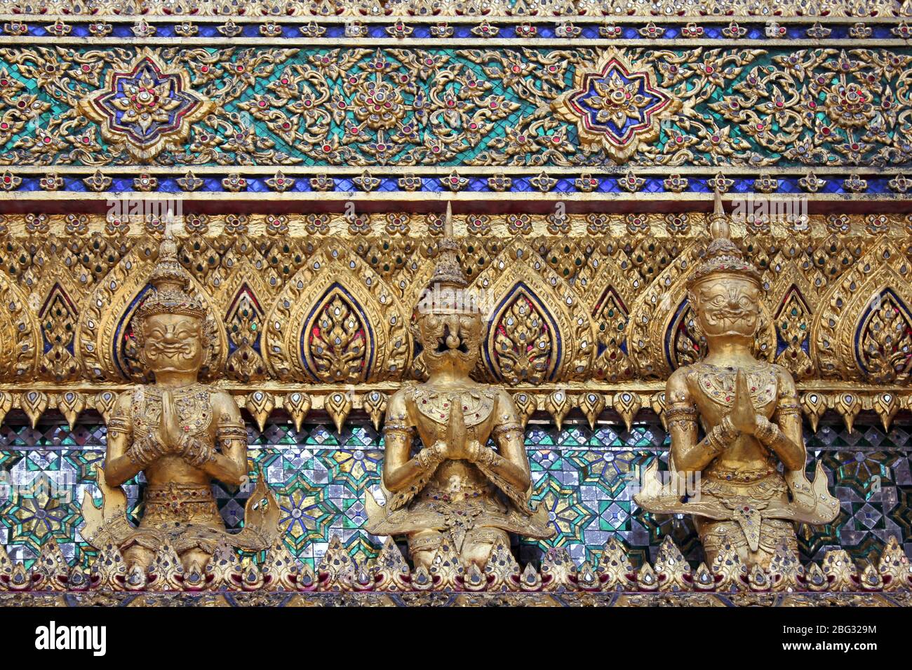 Figure dorate della mitologia tailandese, Prasat Phra Depbidorn, Royal Pantheon a Wat Phra Kaew, Bangkok, Thailandia Foto Stock