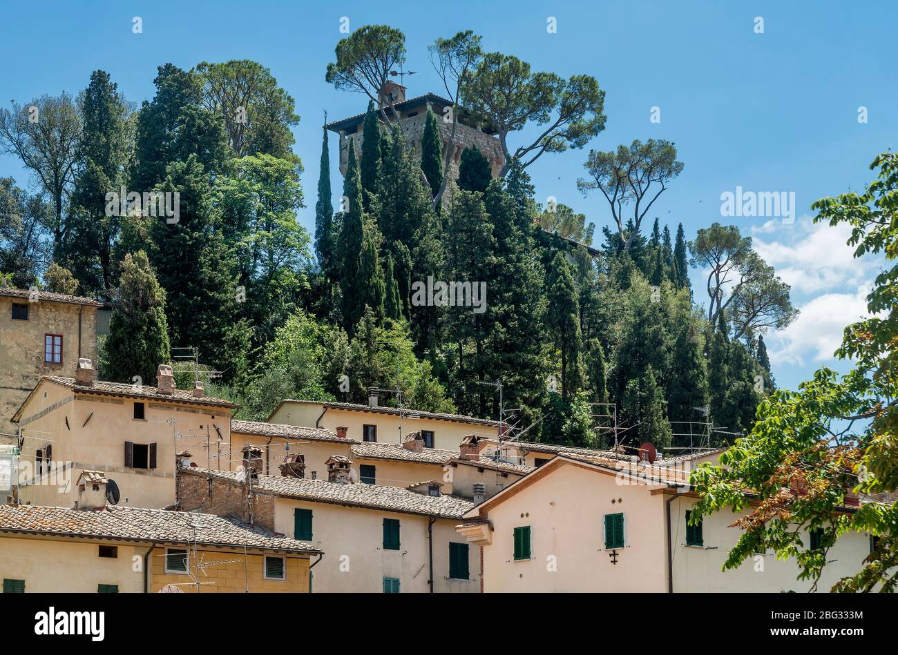 Vista sulla fortezza dell'antico borgo collinare di Cetona, Siena, Italia, in una giornata di sole Foto Stock