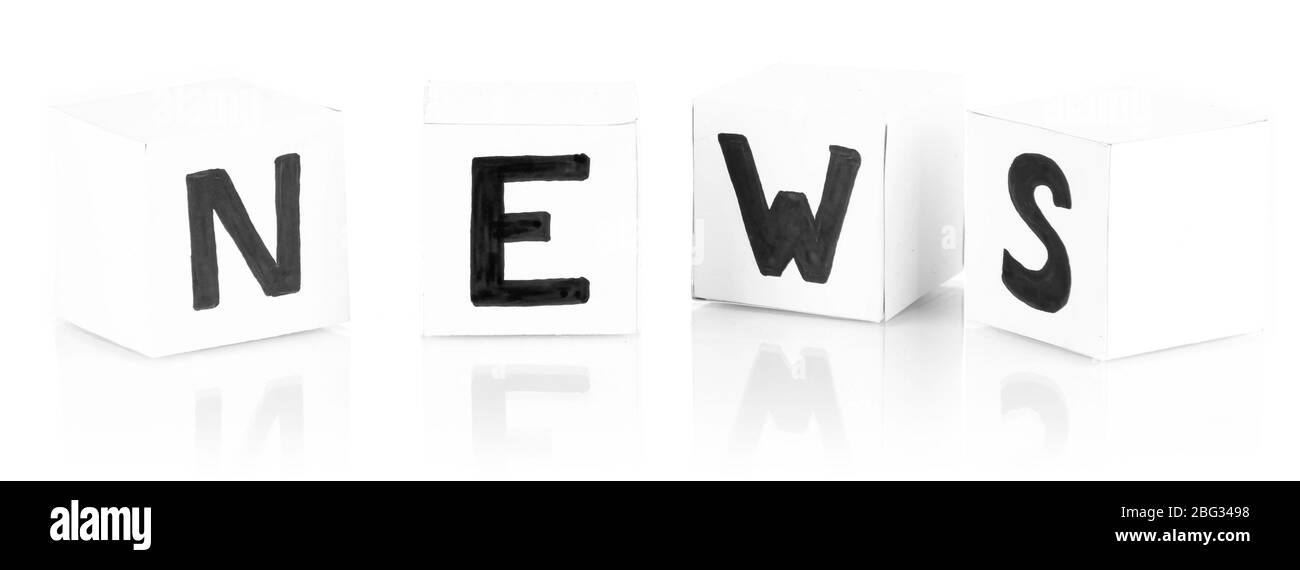Cubi di carta bianca etichettati 'News' isolati su bianco Foto Stock