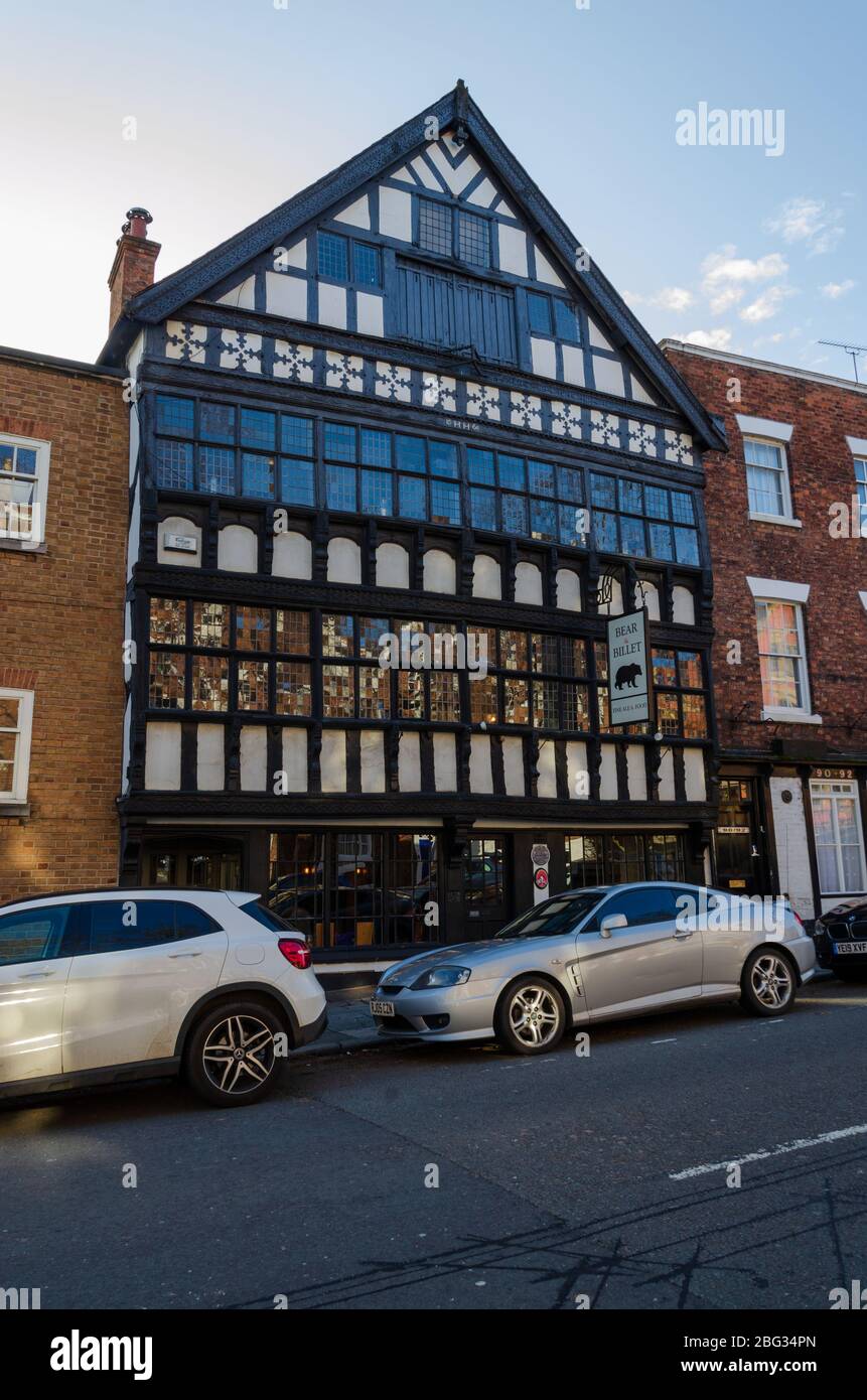 Chester, Regno Unito: 1 marzo 2020: The Bear and Billet è una locanda tradizionale Englsih che risale al 1664. Situato in Lower Bridge Street, Chester. Foto Stock