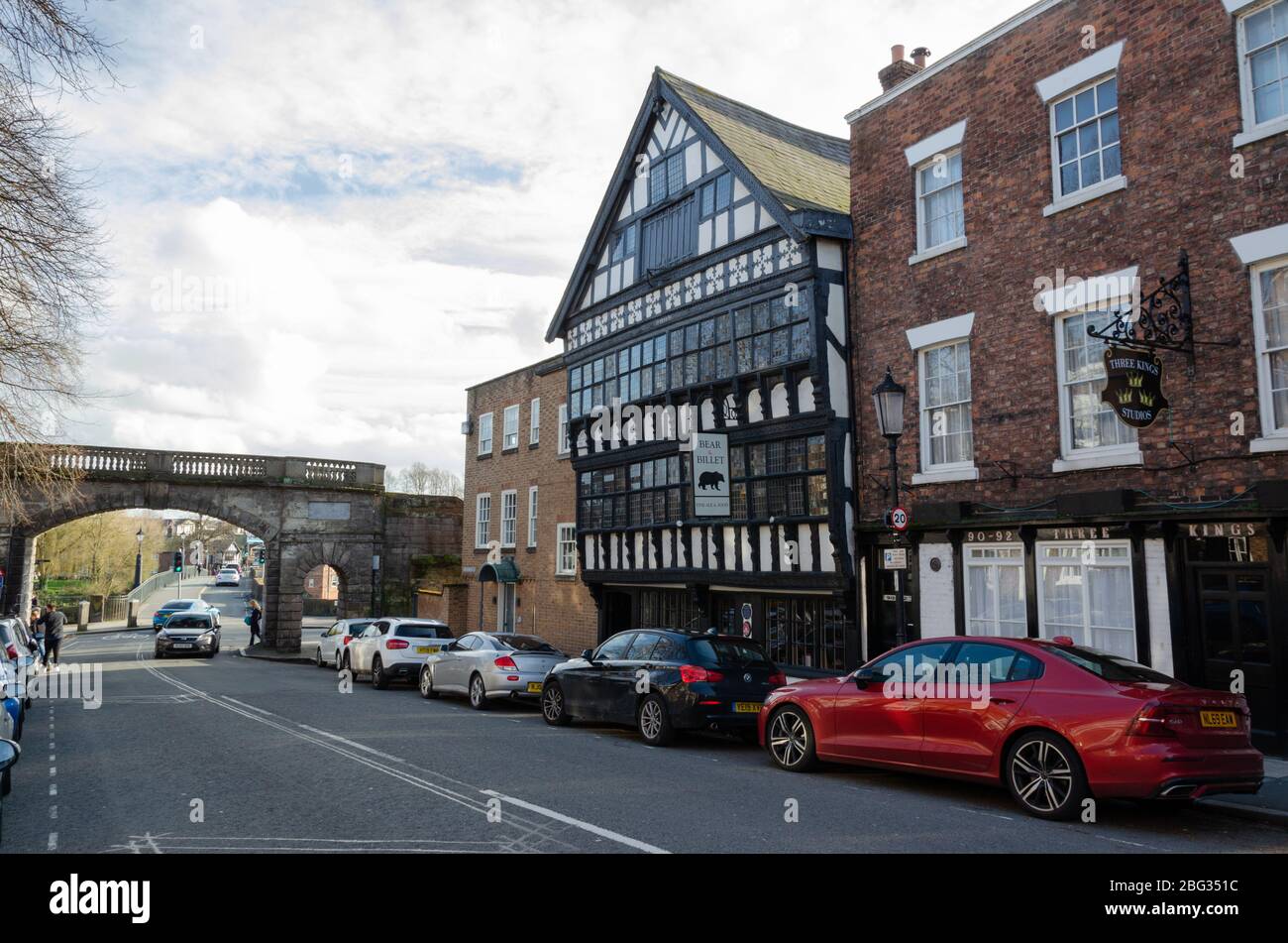 Chester, Regno Unito: 1 marzo 2020: The Bear and Billet è una locanda tradizionale Englsih che risale al 1664. Situato in Lower Bridge Street, Chester. Foto Stock