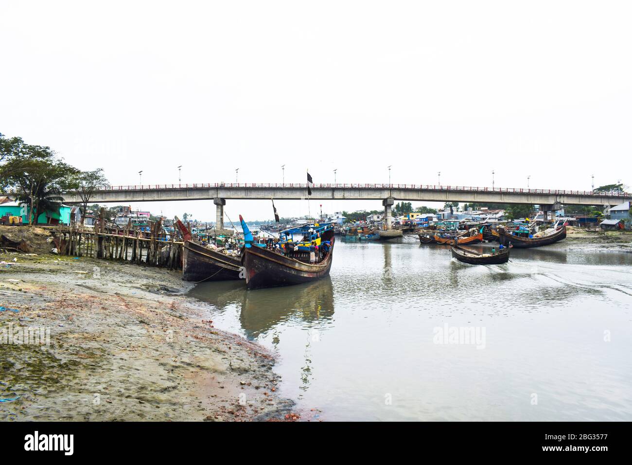 Porto di diverse dimensioni barca di pesca in legno, dove le barche sono a terra molto sicuro Foto Stock