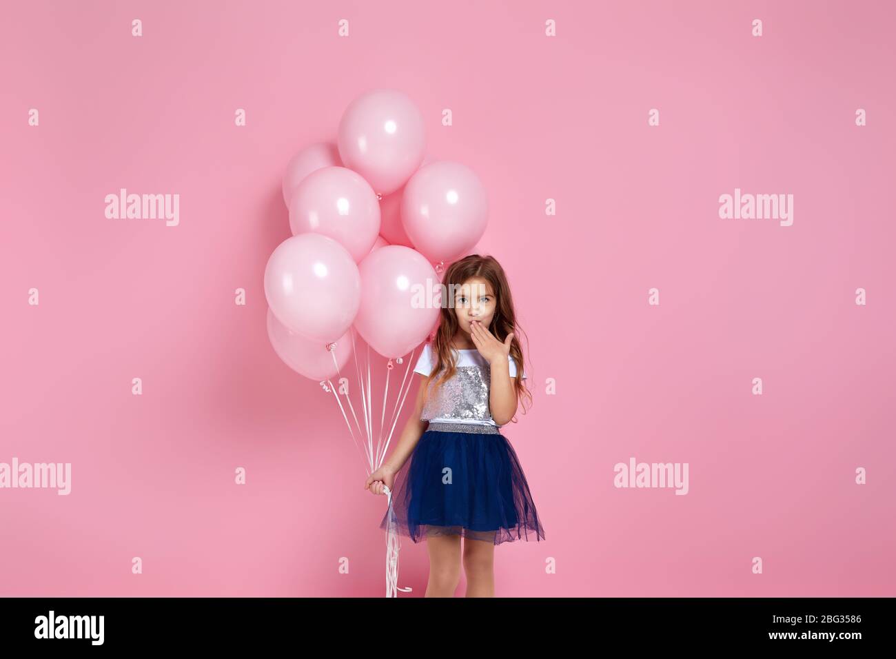 ragazza carina bambina con palloncini rosa pastello a copertura della bocca con mano isolata su sfondo rosa. OMG. Kid ha dimenticato un regalo per la festa di compleanno. Spazio per la copia Foto Stock