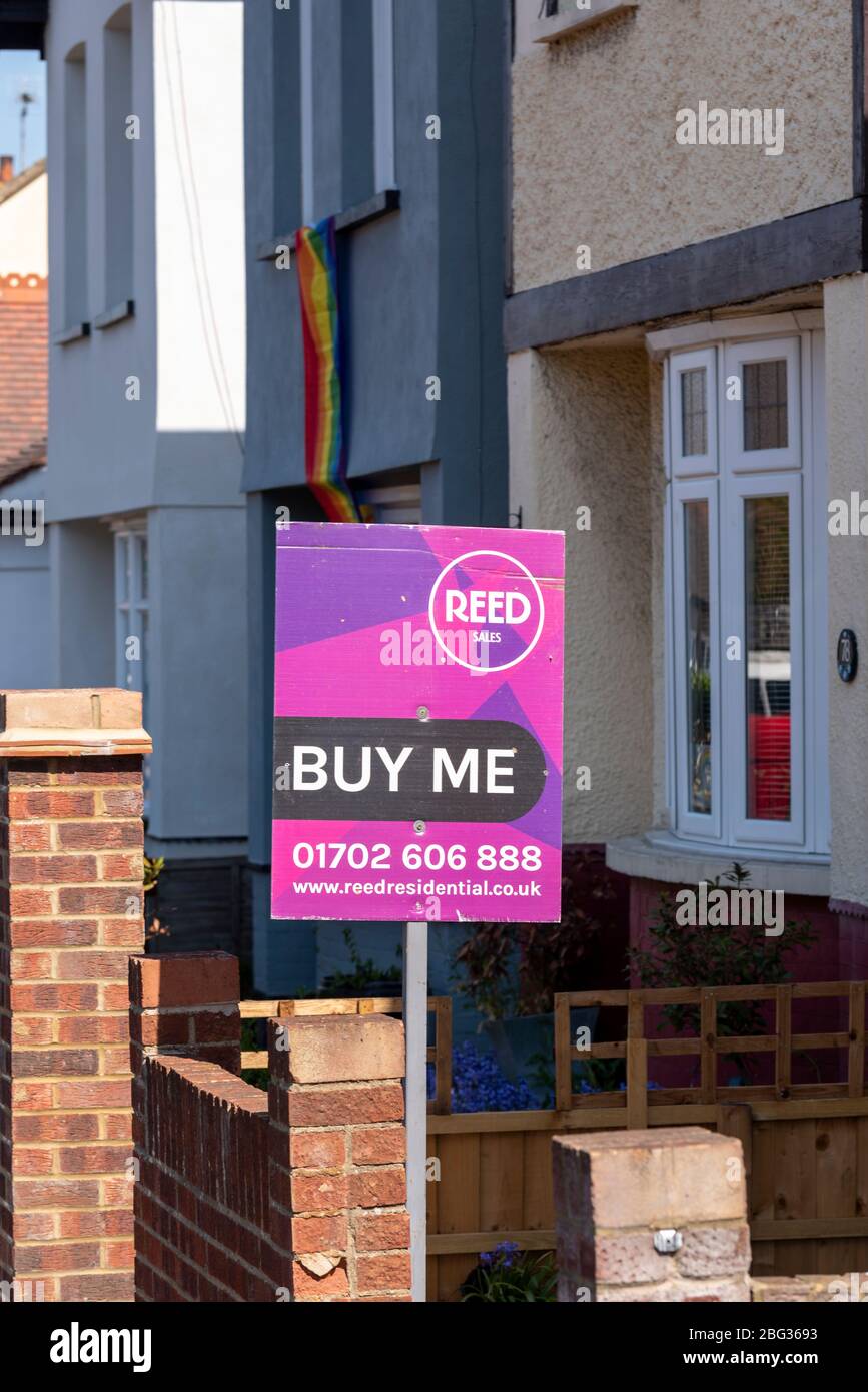 Reed Residential, Buy Me, per la vendita segno durante il COVID-19 Coronavirus pandemic focolaio di blocco periodo a Westcliff, Southend on Sea, Essex, UK Foto Stock