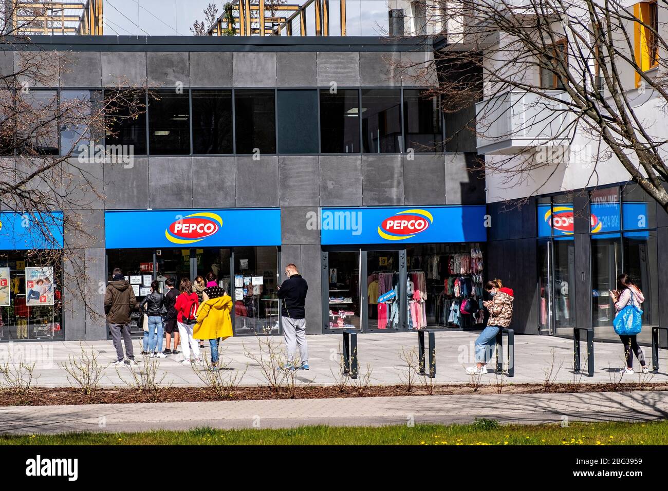 Varsavia, Mazovia / Polonia - 2020/04/18: Clienti che fanno la fila per prodotti sanitari secondo le restrizioni di distanza sociale COVID-19 nel distretto di Ursynow Foto Stock