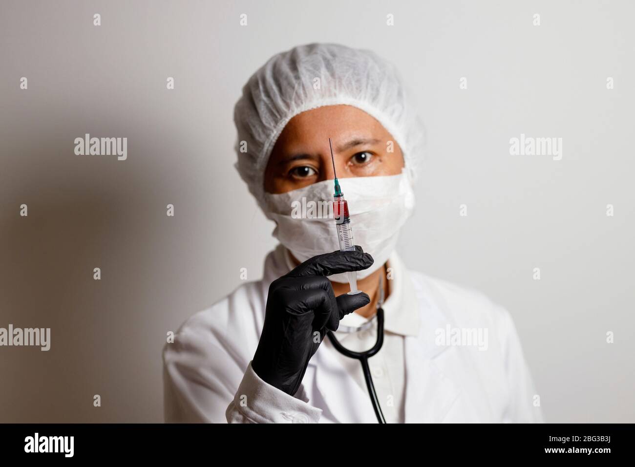 Norimberga, Germania. 19 Apr 2020. Un virologo pone con una siringa per la vaccinazione contro il virus corona (simbolo foto con modello) | uso mondiale Credit: dpa/Alamy Live News Foto Stock