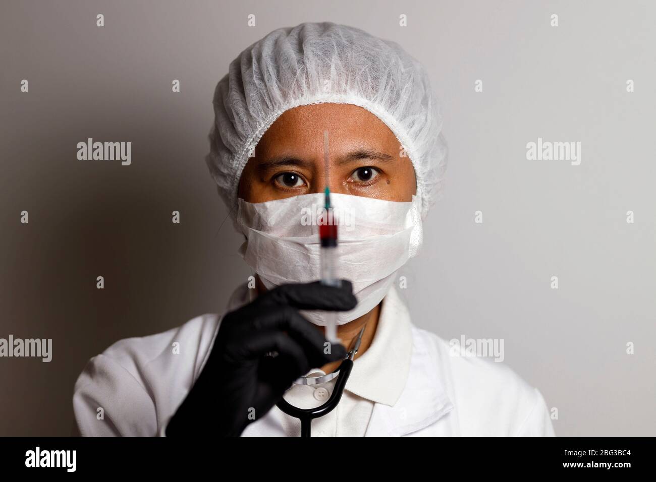 Norimberga, Germania. 19 Apr 2020. Un virologo pone con una siringa per la vaccinazione contro il virus corona (simbolo foto con modello) | uso mondiale Credit: dpa/Alamy Live News Foto Stock