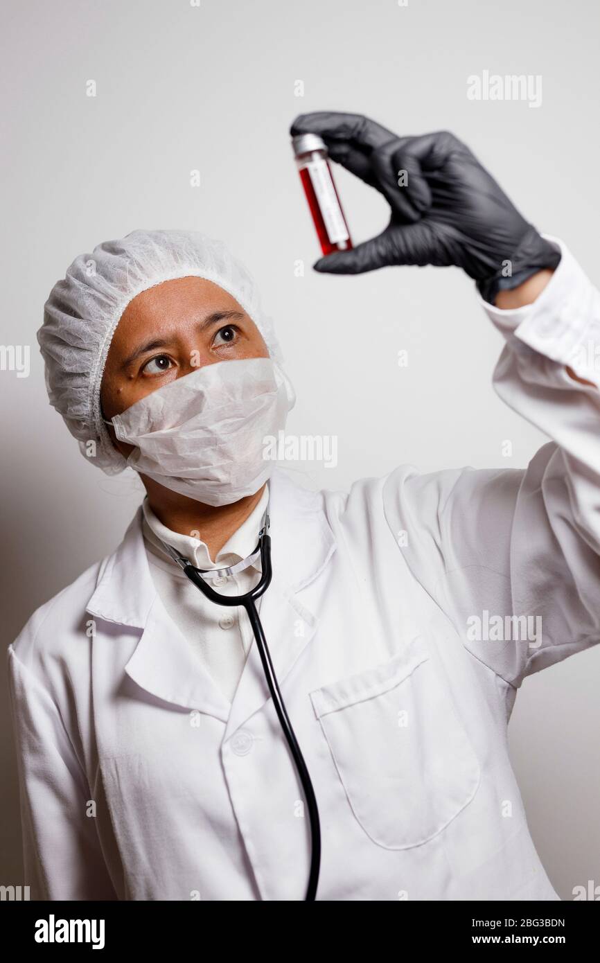 Norimberga, Germania. 19 Apr 2020. Un virologo pone con un campione di sangue corona (Symbolto con modello) | uso mondiale Credit: dpa/Alamy Live News Foto Stock