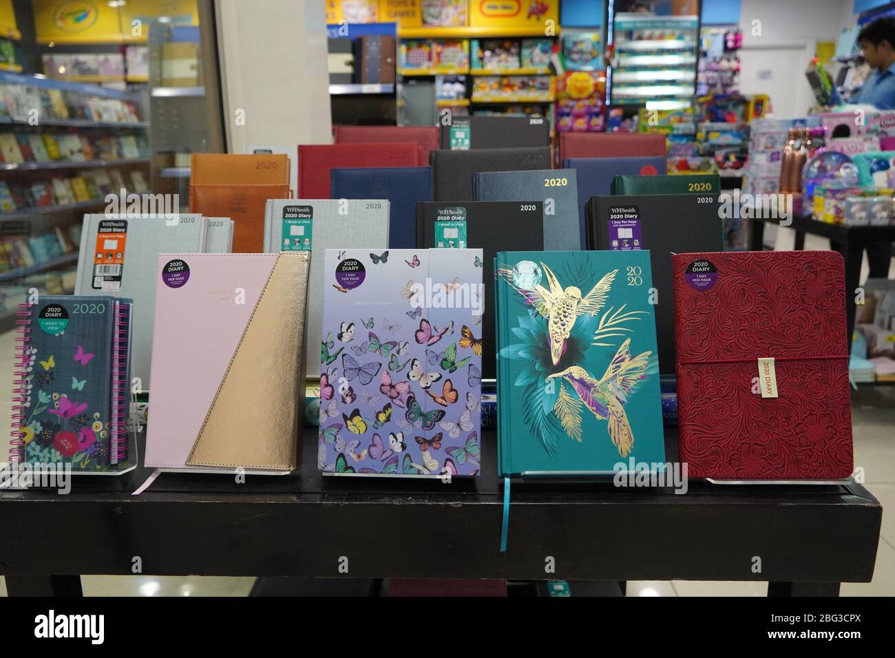 Notebook fantasia, diari per la vendita organizzata in un negozio. Bei libri organizzatore per la vostra pianificazione. Nuovo anno 2020 colorato diario in vendita. - Dubai Emirati Arabi Uniti Decembo Foto Stock