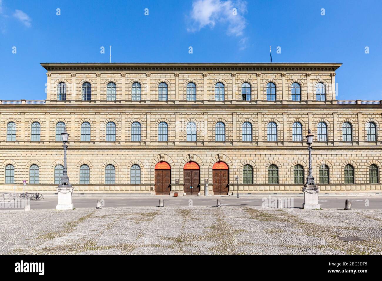 Vista frontale del Munich Residenz (più precisamente l'edificio Königsbau - Re). Costruito dal 1825 al 1835, da Leo von Klenze. Foto Stock