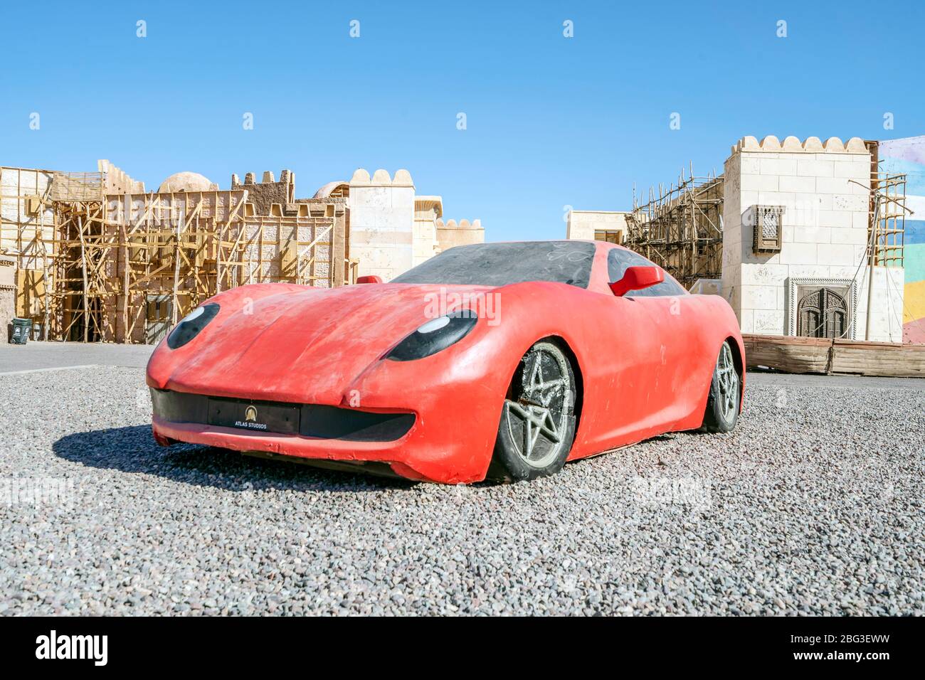 Ouarzazate, Marocco - 18 marzo 2020: Film d'azione props - auto rossa, veloce - in Cinema Atlas Studios Foto Stock