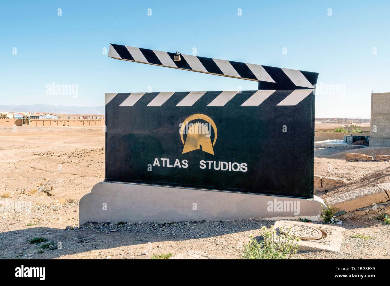 Ouarzazate, Marocco - 18 marzo 2020: Atlas Studios segno di informazioni in forma di clapperboard presso l'ingresso al famoso studio cinematografico Foto Stock