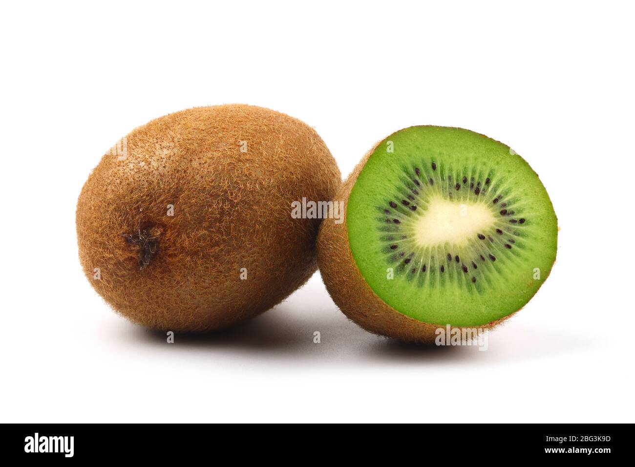 Kiwi maturi e mezzo kiwi isolati su sfondo bianco Foto Stock