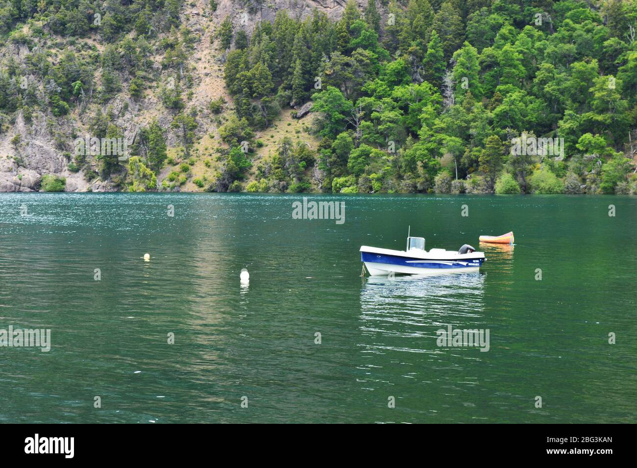Una barca su un lago della Patagonia Foto Stock
